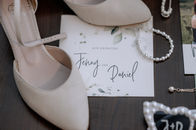 Einladungskarte mit Brautschuhen und Perlenarmband auf dem Blankenhornsberg