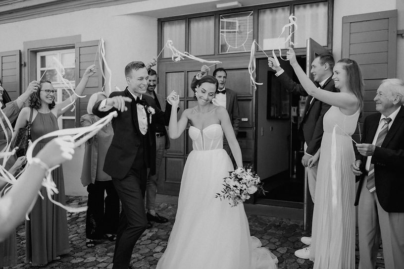 Auszug des Brautpaares nach der standesamtlichen Trauung in Freiburg - gefeiert von Familie und Freunden