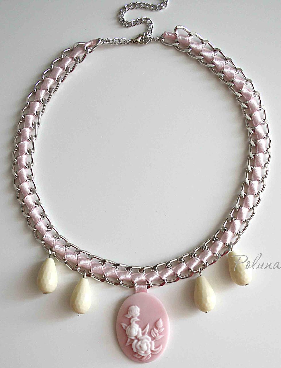 Колье с молочным агатом и камеей