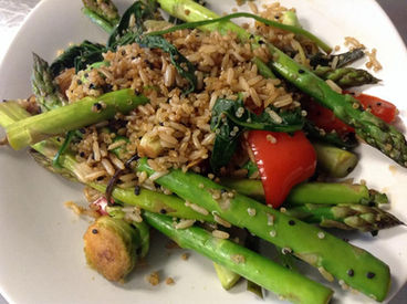 Vegetales salteados con quinoa y arroz