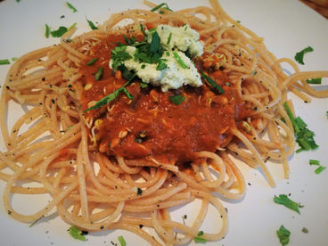 Pasta "a la bolognesa" con germinado de lenteja