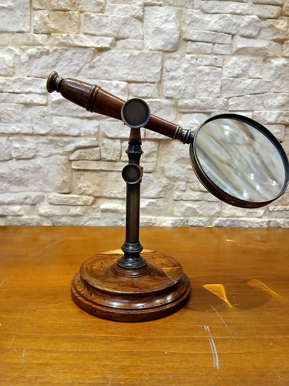 Miniaturbild: Lente d'ingrandimento da scrivania vista laterale