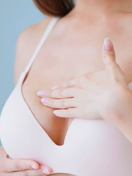 Image de femme montrant un Lipofilling Mammaire