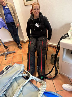 Szenen aus dem Basisworkshop 2024 mit Teilnehmern und Dozenten - Demonstration von Entstauungsstiefeln der Firma Bösl.