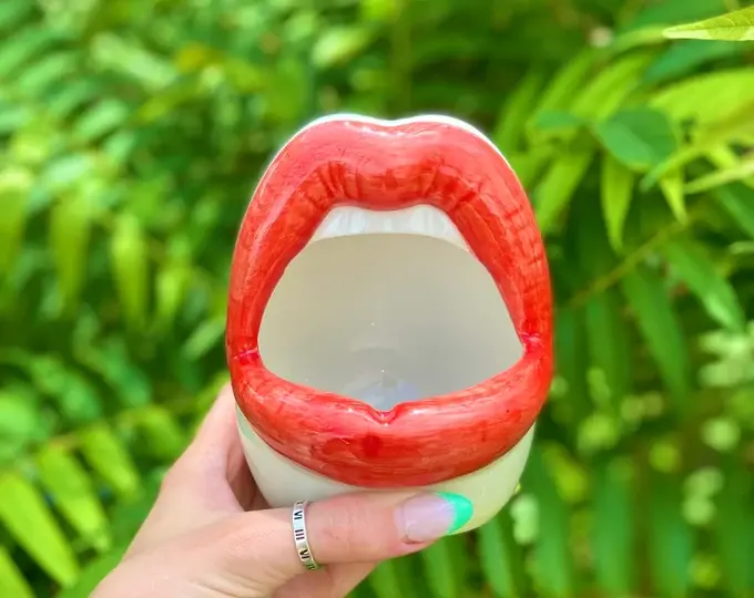 Thumbnail: Lip Ashtrays