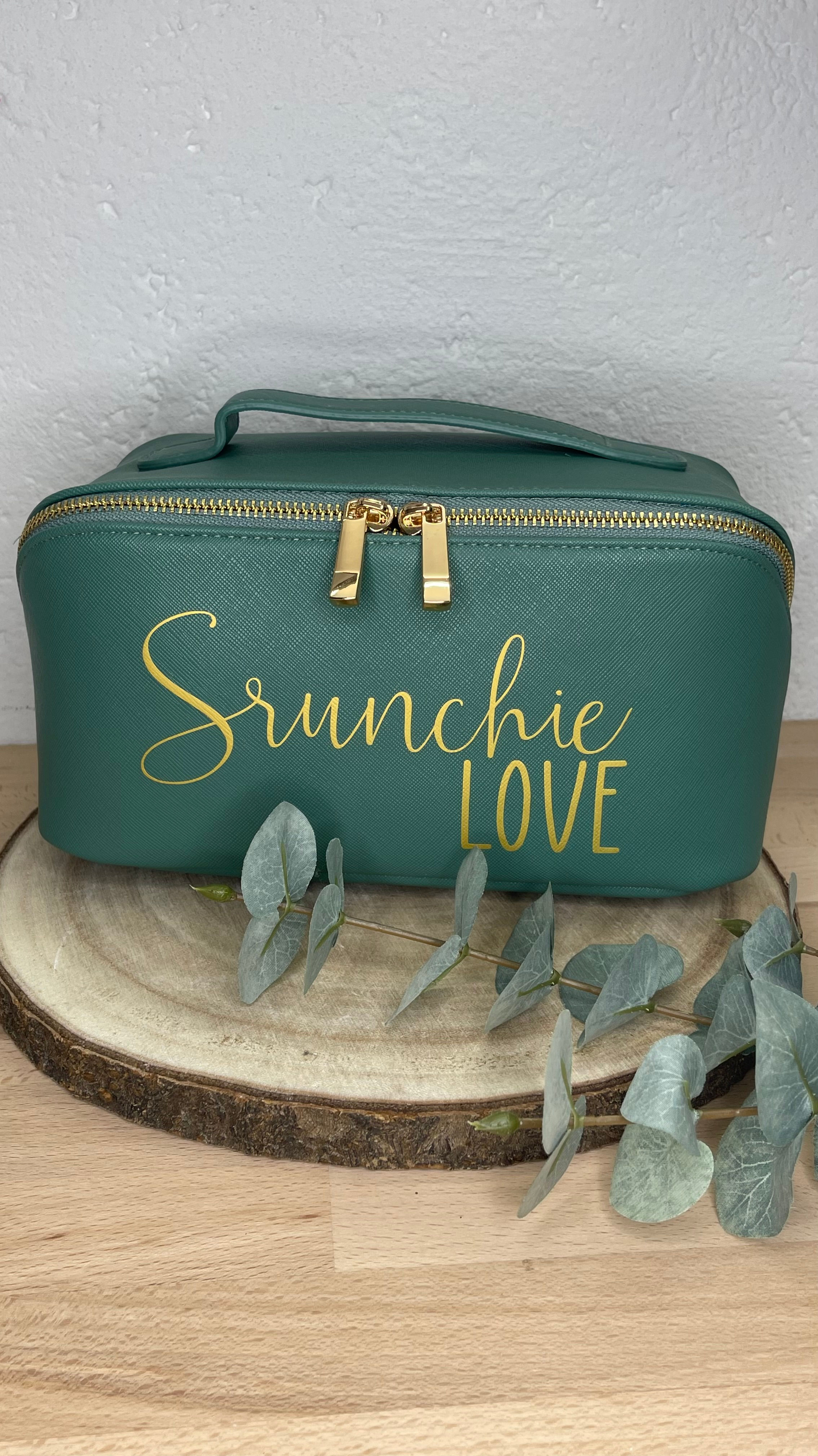 Stylische Komsetiktasche mit schrägem Reißverschluss und viel Stauraum
