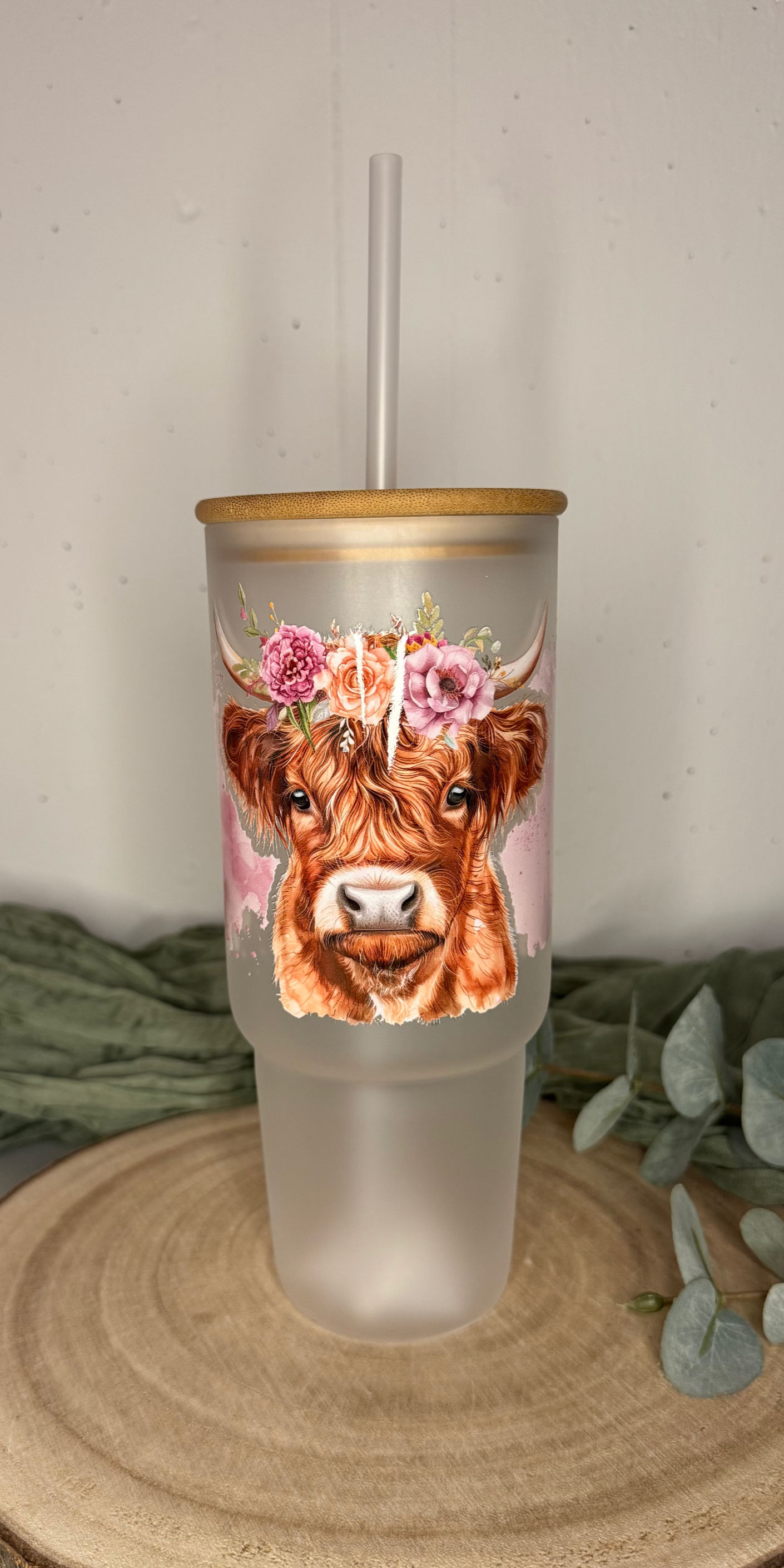 Edler Glas-Tumbler „Highland Cow“ – 750ml Mattiert mit Holzdeckel
