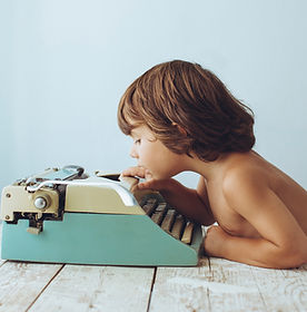 Niño con máquina de escribir
