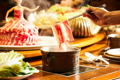 Capturing the dynamic moment of dipping ingredients. Balancing refined plating with an appetizing hotpot experience.