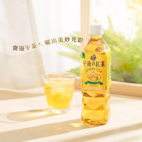 Utilizing natural window light to simulate an afternoon vibe, capturing the translucent color and freshness of the beverage.