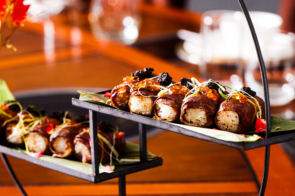 着重展现招牌菜肴的光泽质感和色彩对比，并运用精准的灯光来增强视觉吸引力。