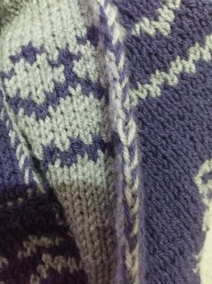 Détail du snood tricoté jacquard réversible