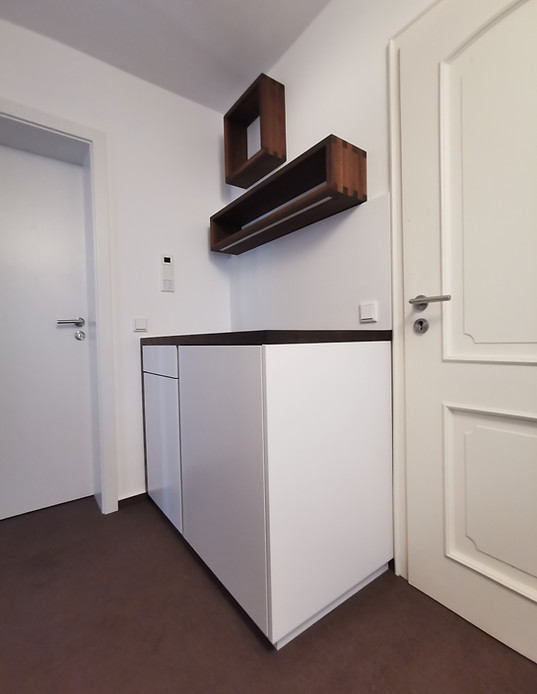Weißes Sideboard mit Wandregal aus dunklem Holz