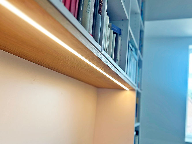 Integrierte LED-Lichtleiste in einer maßgefertigten Bibliothek