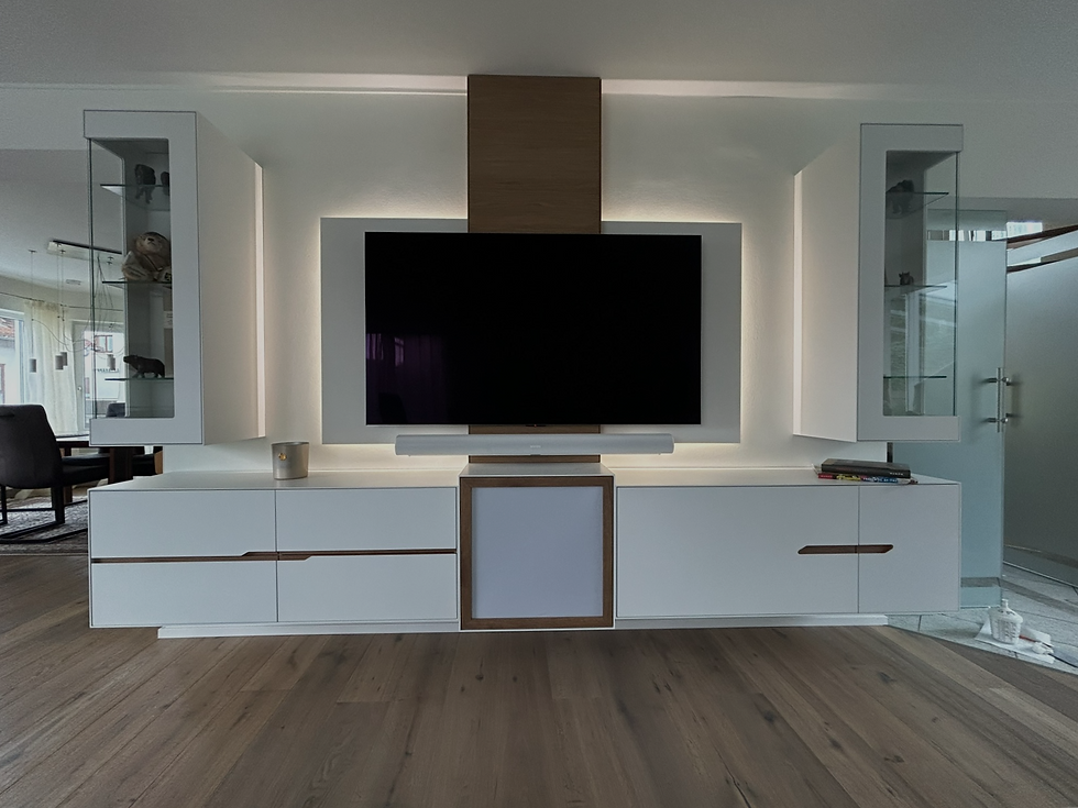 Maßgefertigte TV-Wand mit weißen Fronten, Eiche und integrierter LED-Beleuchtung