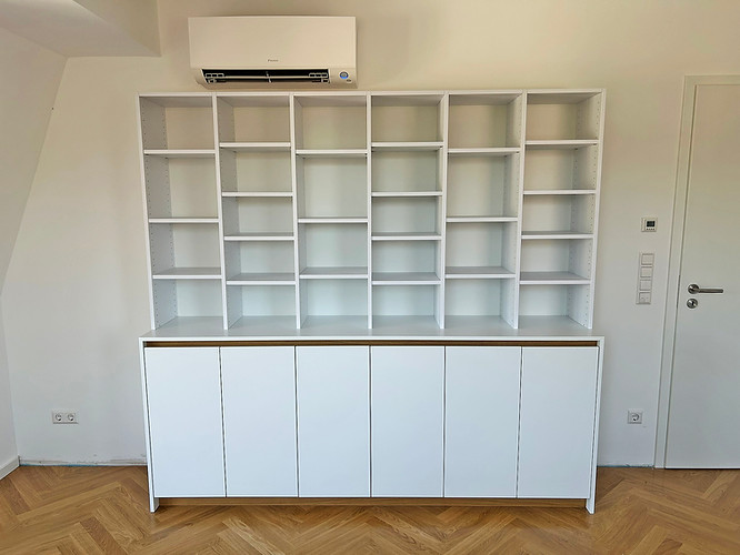 Grifflose Fronten eines maßgefertigten hi-Fi Möbels in Heidelberg