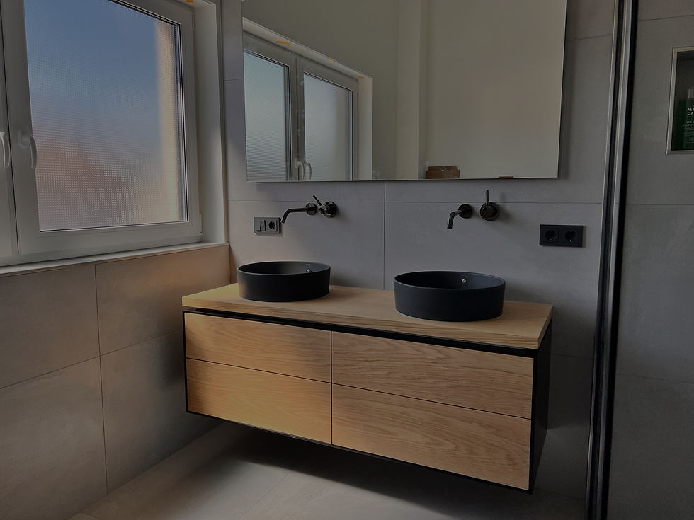 Waschtischunterschrank aus Eiche mit Doppelwaschplatz und schwarzen Aufsatzwaschbecken