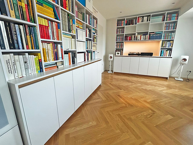 Maßgefertigte Bibliothek mit offenen Regalen und geschlossenen Schrankelementen