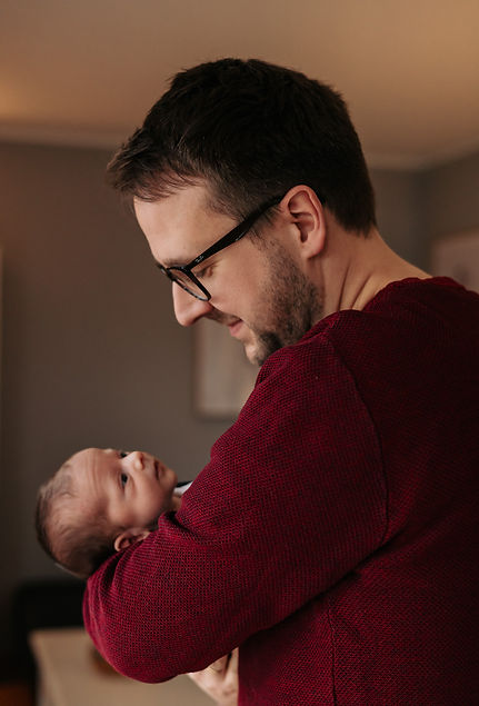 Vater und Tochter sehen sich an