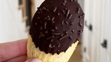 Madeleines cubiertas en chocolate semi amargo