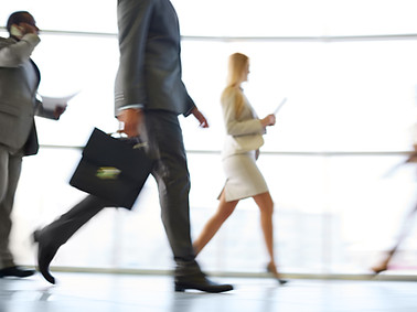 Des hommes d'affaires qui marchent