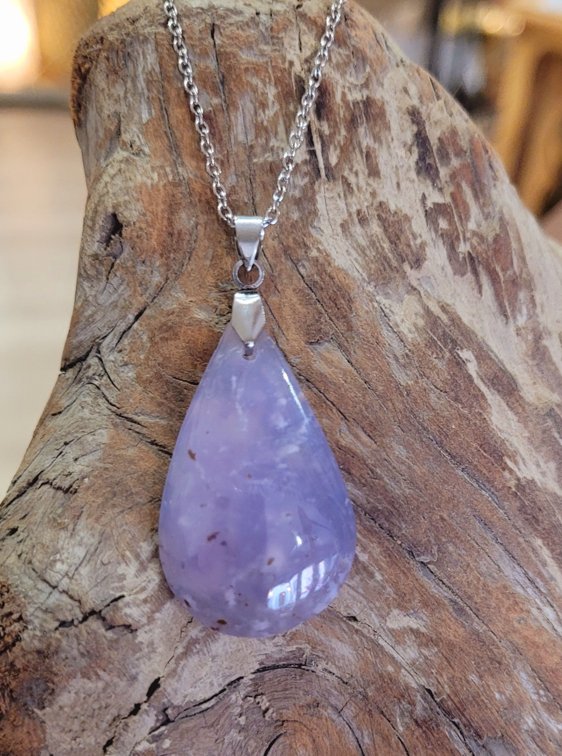 Pendentif en calcédoine violette