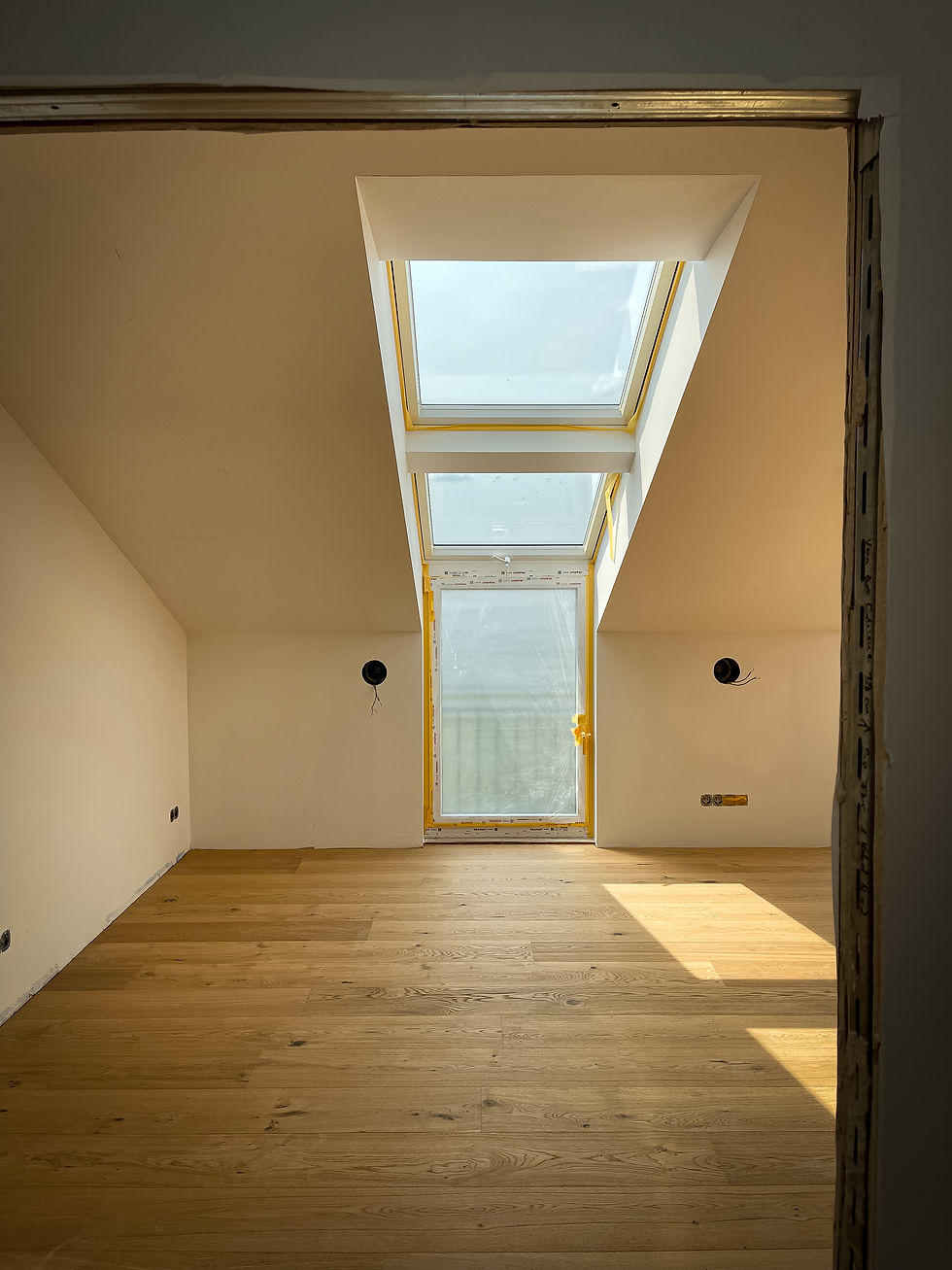 Dachgeschoss_Fensterfront_Parkett_Licht.jpg