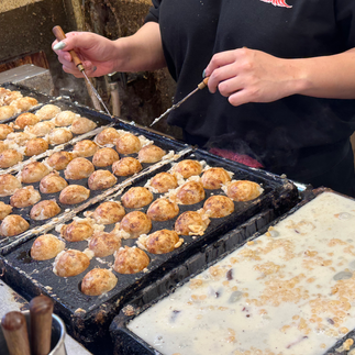 Acchichi Honpo staff cooking takoyaki