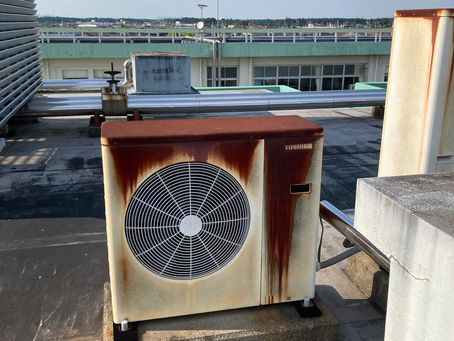 修理不可の古いエアコン