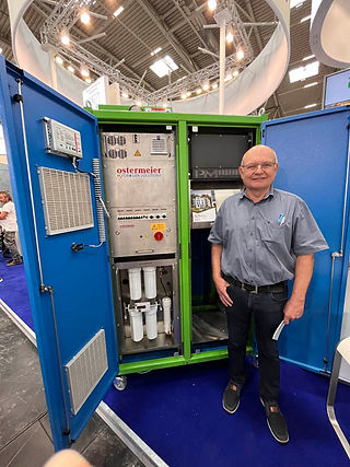 Willibald Holzapfel vor dem Elektrolyseur der ostermeier h2ydrogen Solutions GmbH