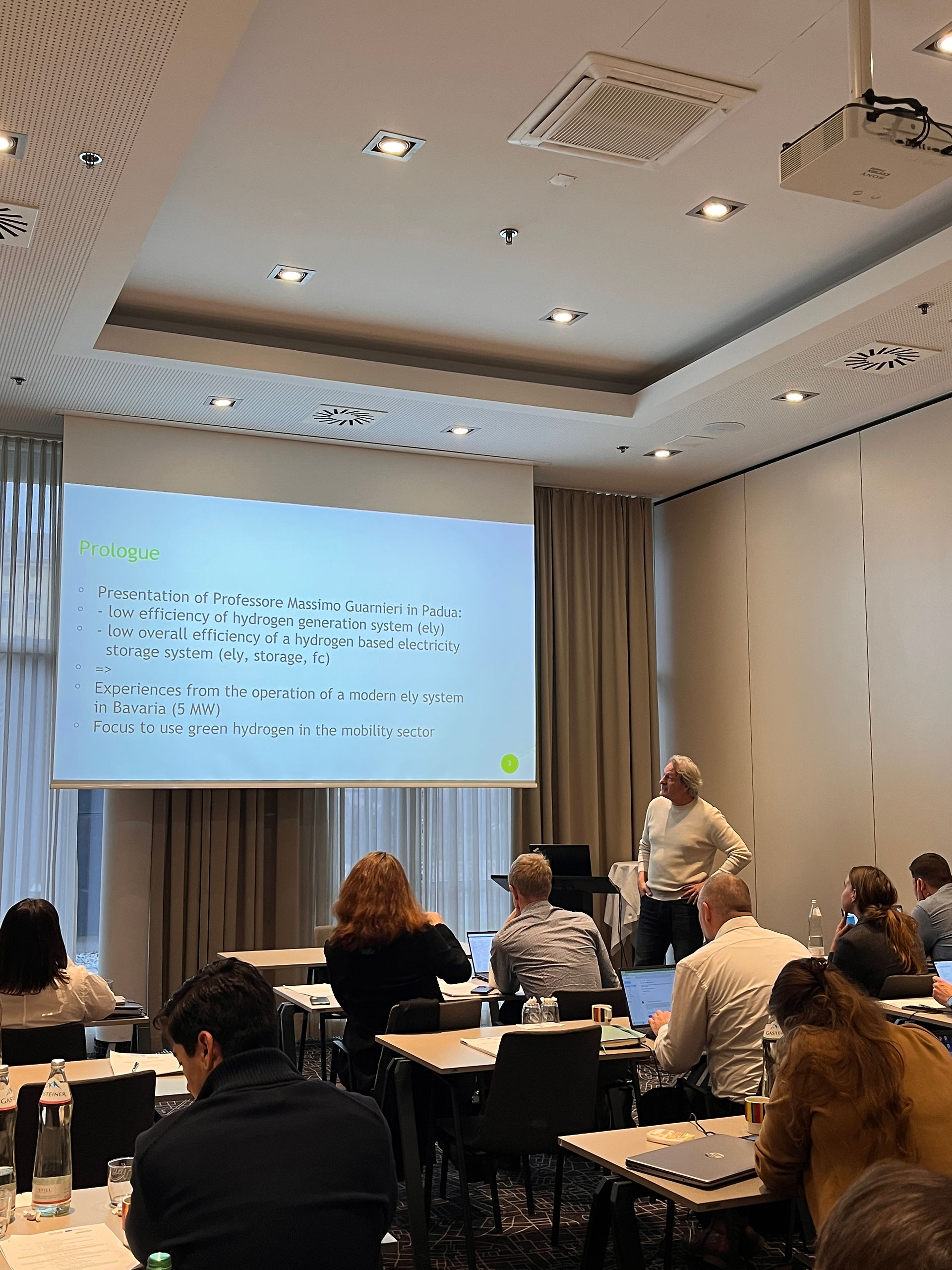 Harald Zwander hält einen Vortrag rund um Wasserstoff beim HyEfRe Projektpartner Meeting in Linz