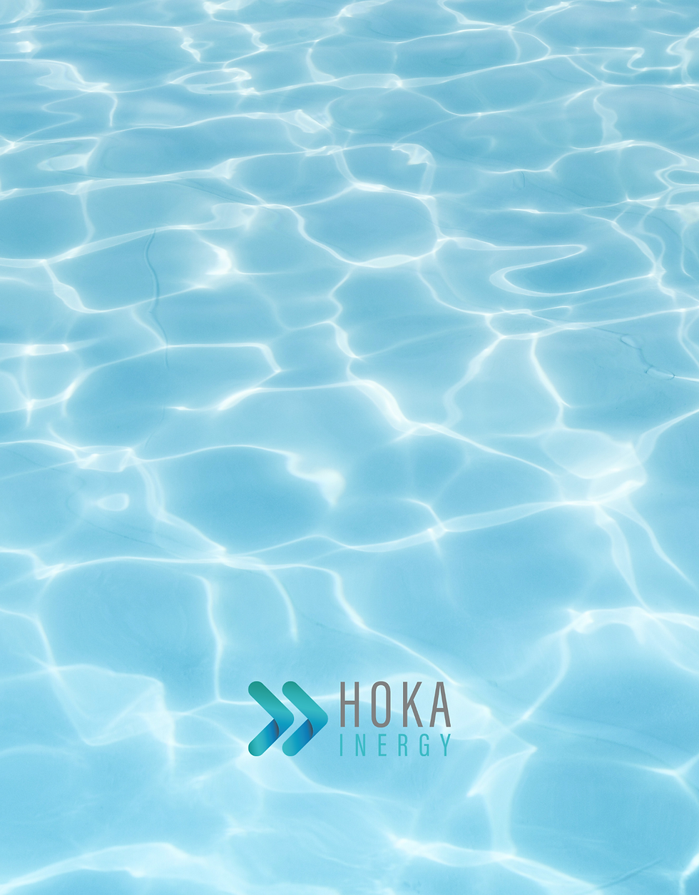 Bild eines sehr hellen und klaren Pools (Kotenko auf CANVA) mit dem Logo der HoKa-Inergy GmbH