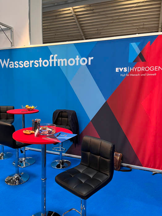 Messestand von evs Hydrogen mit ihrem Wasserstoff-Verbrennungsmotor made in Bayern