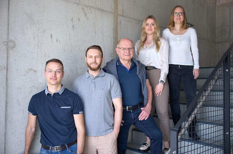 Das Team der HoKa-Inergy GmbH auf einem Gruppenfoto - Prozessoptimierung und Business Consulting in Ergolding und Landshut