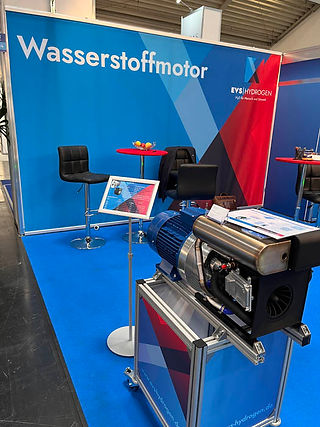 Messestand von evs Hydrogen mit ihrem Wasserstoff-Verbrennungsmotor made in Bayern