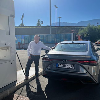 Willibald Holzapfel, HyFuture, tankt in Bozen Wasserstoff in einen wasserstoff-betriebenen Toyota Mirai.