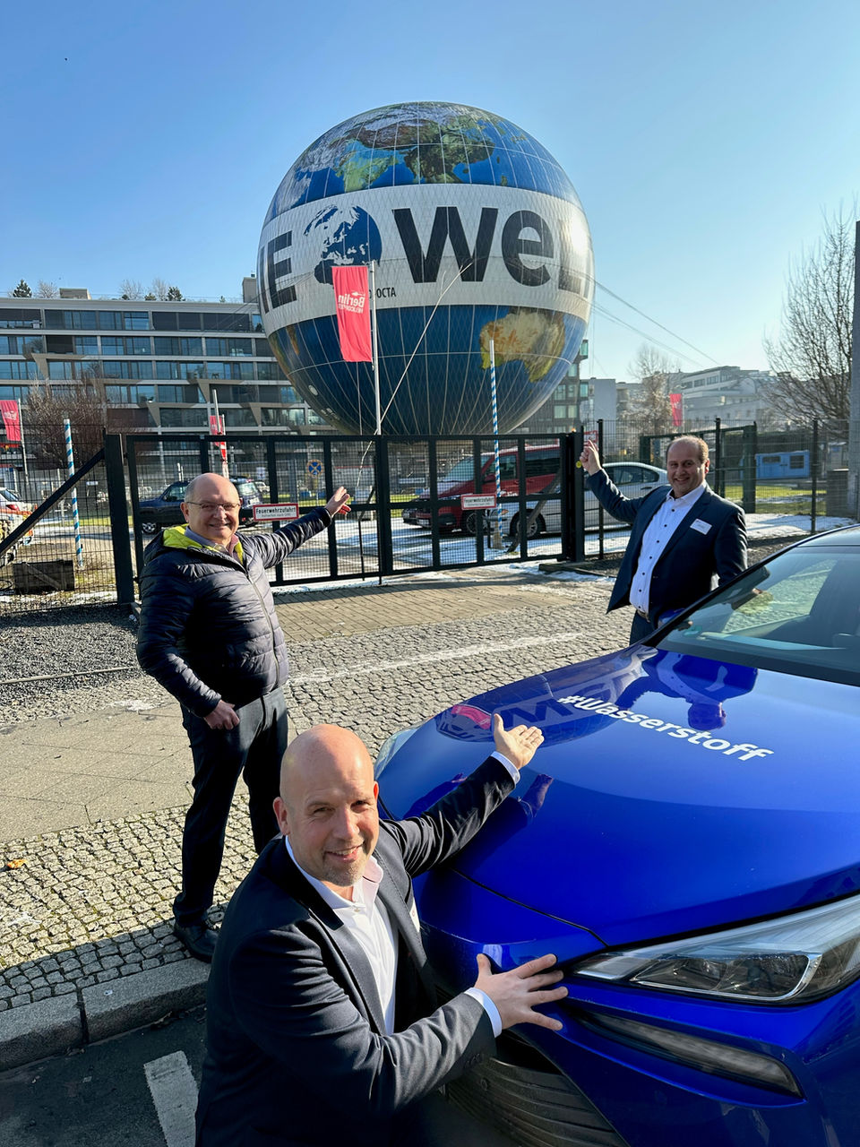 Das Team der HyFuture mit dem blauen Toyota Mirai Wasserstoffauto in Berlin, um das Thema Wasserstoff auch mit Politikern zu besprechen.