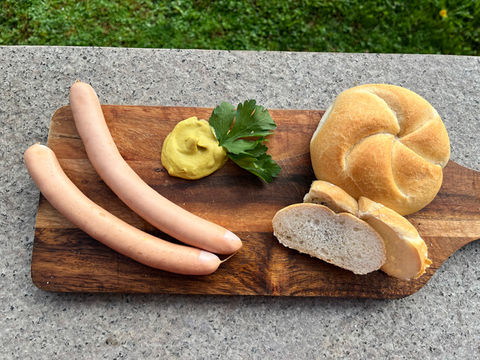 Knackige Wiener mit scharfem Senf und Semmel vom Hofladen Kreis in Wackerstein bei Pförring / Vohburg