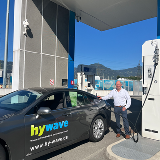 Willibald Holzapfel, HyFuture, tankt in Bozen Wasserstoff in einen wasserstoff-betriebenen Toyota Mirai.