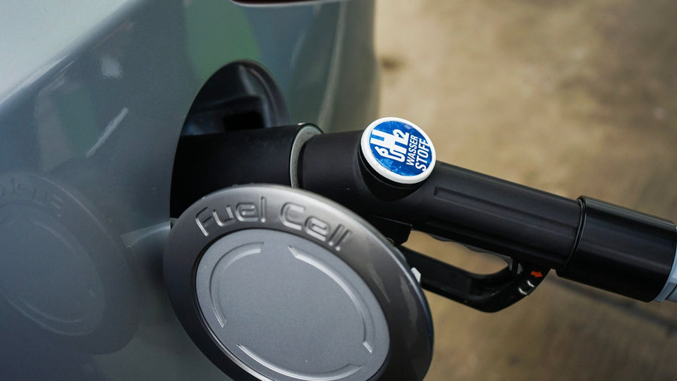 Betanken eines Wasserstoff-Autos, Voranbringen der H2-Mobilität und Förderung des Aufbaus einer funktionierenden Wasserstoffwirtschaft - sektorenübergreifend, nachhaltig & ökologisch