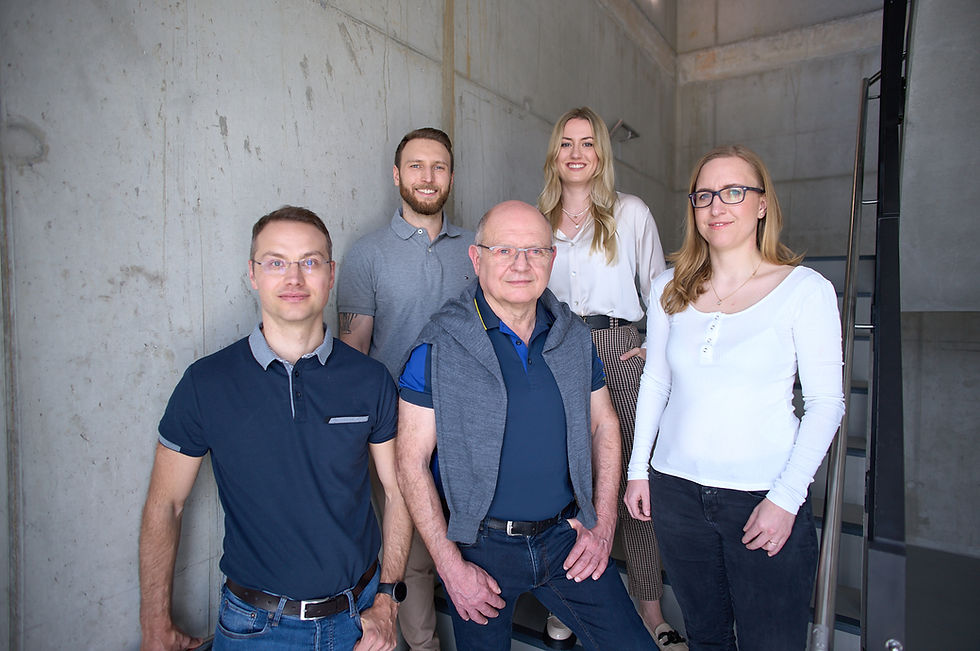 Das Team der HoKa-Inergy GmbH bestehend aus den beiden Geschäftsführern Willibald Holzapfel und Prof. Dr. Nadine Kammerlander sowie Friedrich Kammerlander, Tobias Holzapfel und Laura Holzapfel, Bild: Dominik Osswald