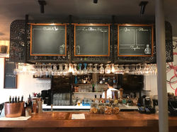 Vue d'ensemble d'ardoises sur mesure pour un bar à Genève