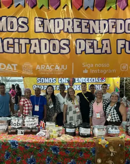Empreendedoras da Fundat vendendo comidas típicas no Forró Caju em Aracaju