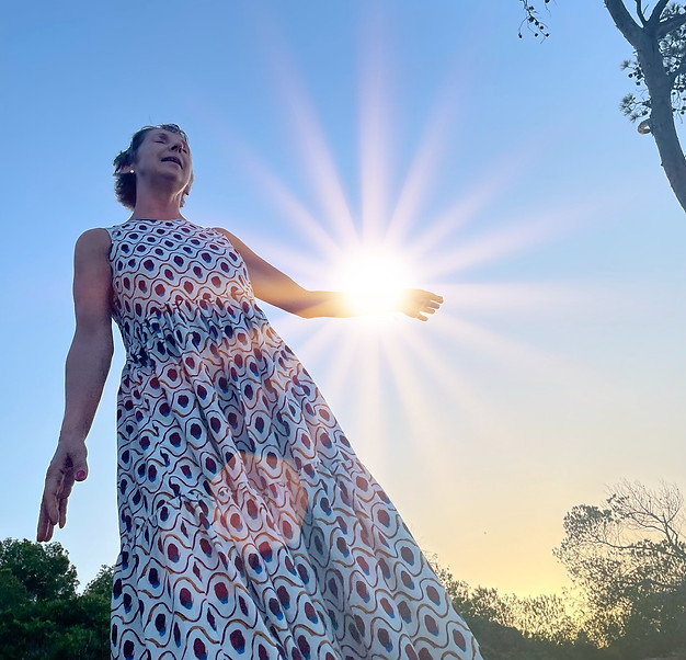 Anne singend vor blauem Himmel mit Leuchten in der Mitte