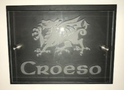 Arwydd Croeso Gwydr ar lechen/Croeso Sign on Glass and Slate