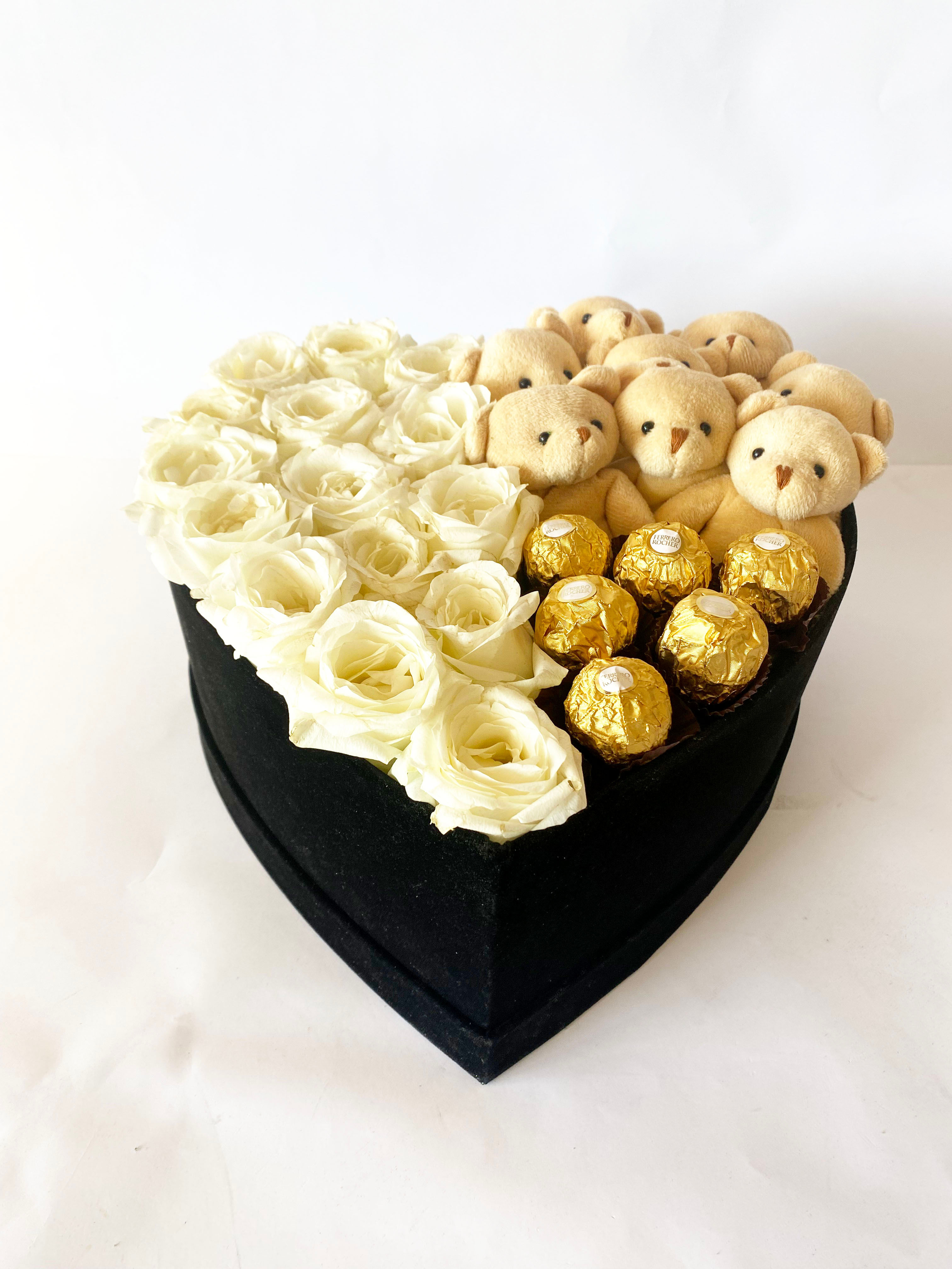 Kalp Kutuda Beyaz Güller,Ayıcık ve Çikolatalar