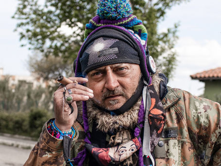 Un uomo vestito molto stranamente