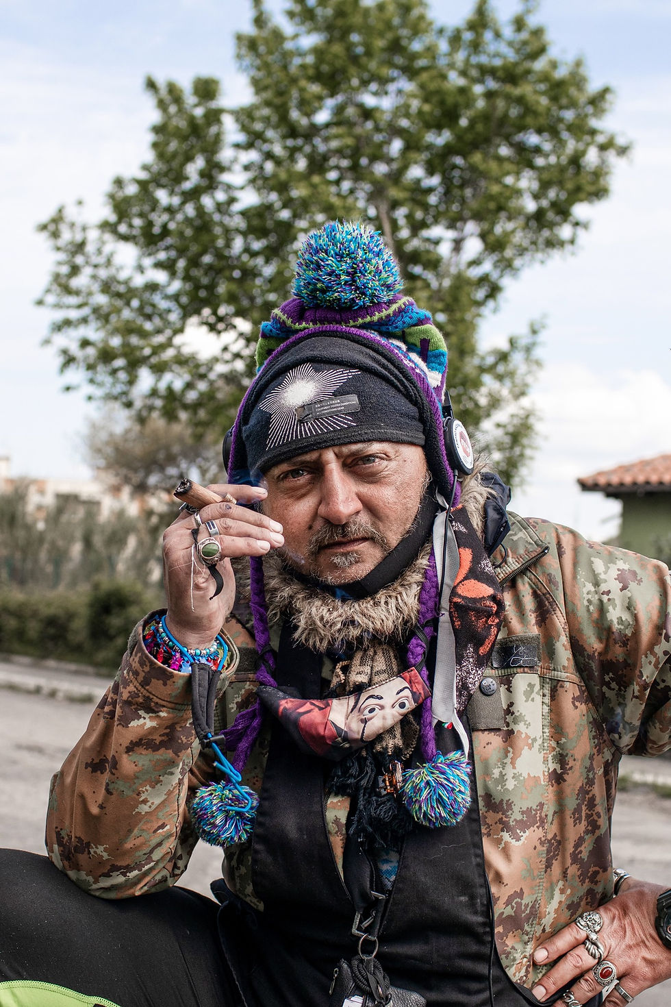 Un uomo vestito molto stranamente