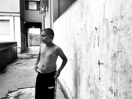 Un bambino in costume guarda qualcosa fuori campo
