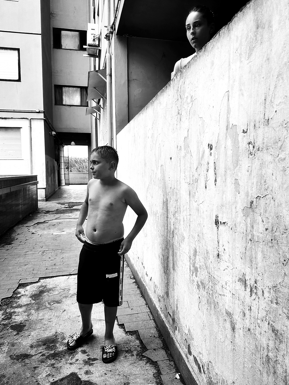 Un bambino in costume guarda fuori campo